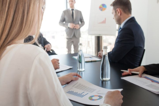 Spotkanie controllingowe, które ma sens – jak prowadzić rozmowy o wynikach z biznesem?